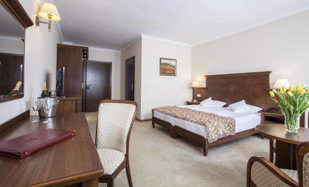 Postel nebo postele na pokoji v ubytování Hotel Lubicz