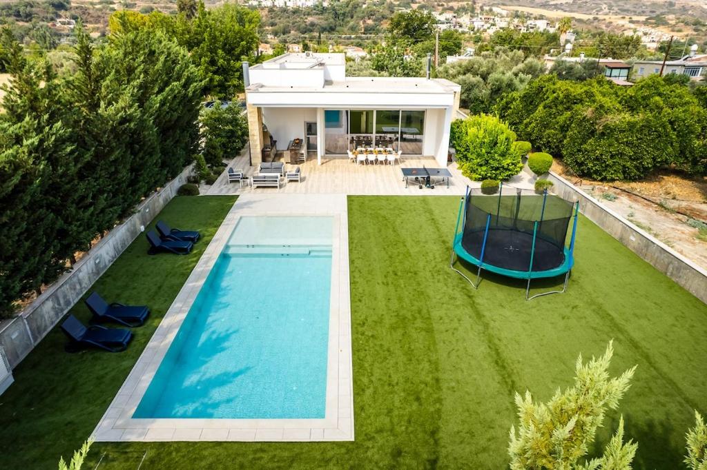 Bazén v ubytování Goudi Residence nebo v jeho okolí