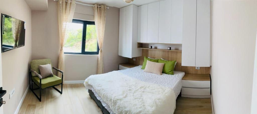 En eller flere senge i et værelse på Tivat Terrace Suites