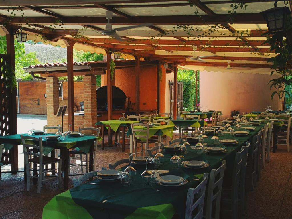 a group of tables and chairs with green tablecloths at Nuovo Agriturismo Villa Enrichetta in Bettola