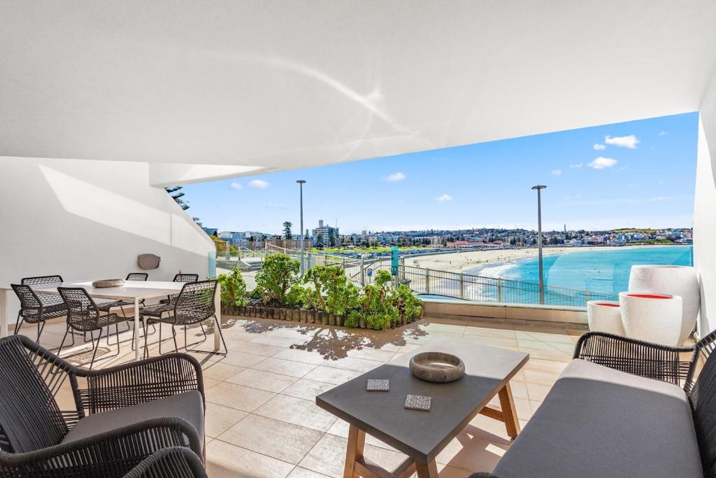 un soggiorno con vista sull'oceano di Absolute Beachfront Luxury a Sydney