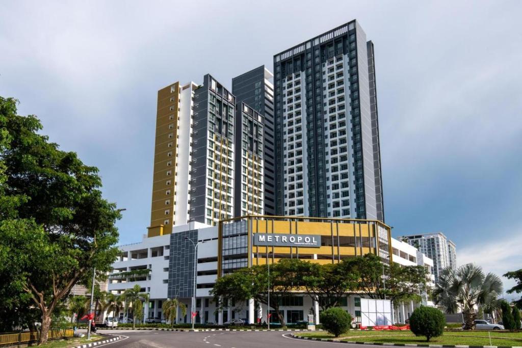 un gran edificio con una señal de nordica delante de él en Metropol - Bukit Mertajam, en Bukit Mertajam
