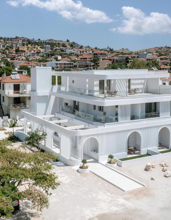 una vista aérea de una casa blanca en FOS Luxury Suites, en Nikiti
