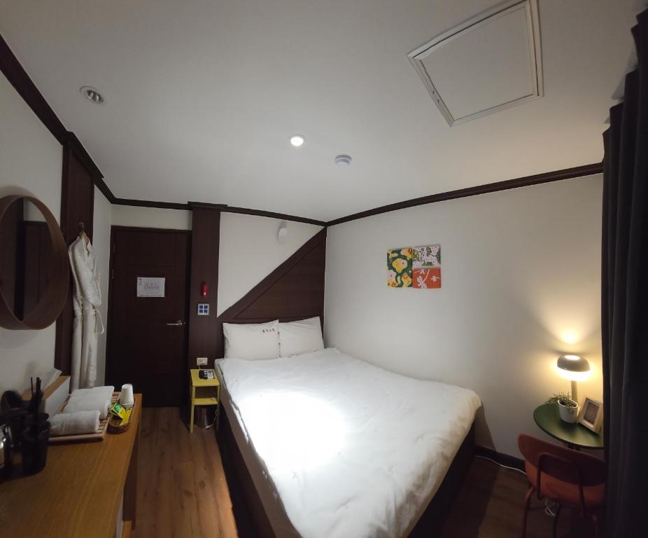 a bedroom with a large bed in a room at 필링모텔 스테이 