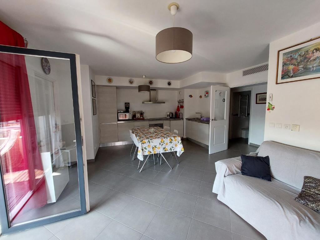 Kuchyň nebo kuchyňský kout v ubytování MENTON Park Apartment