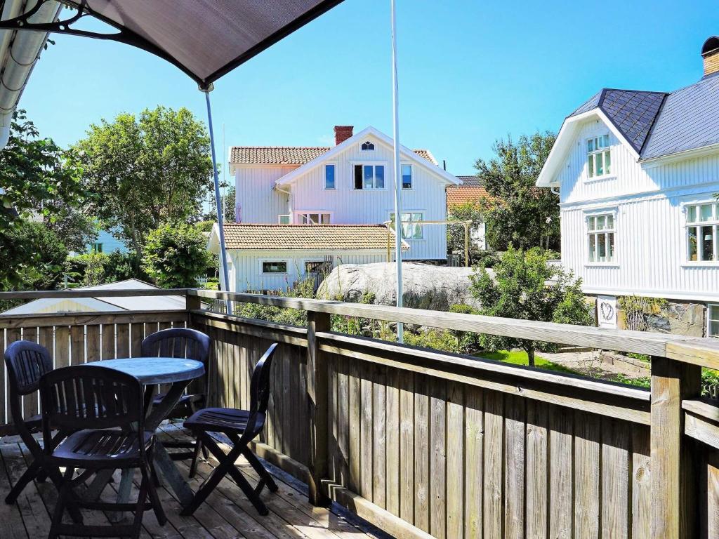 a patio with two chairs and a table on a fence at Tranquil Island Retreat in Foto-By Traum in Fotö
