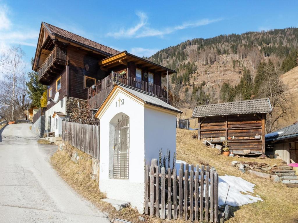 ein kleines Haus mit einem Zaun davor in der Unterkunft Chalet in Rangersdorf near Ski Slopes in Rangersdorf