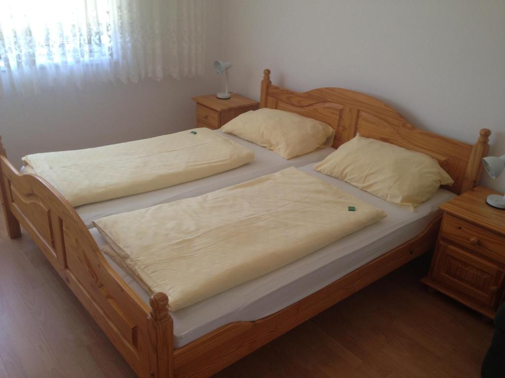 - 2 lits jumeaux dans une chambre avec 2 oreillers dans l'établissement Gästehaus Haider, à Illmitz