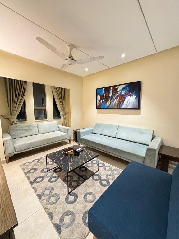 Posezení v ubytování Skyline Suit 1BHK Gulberg