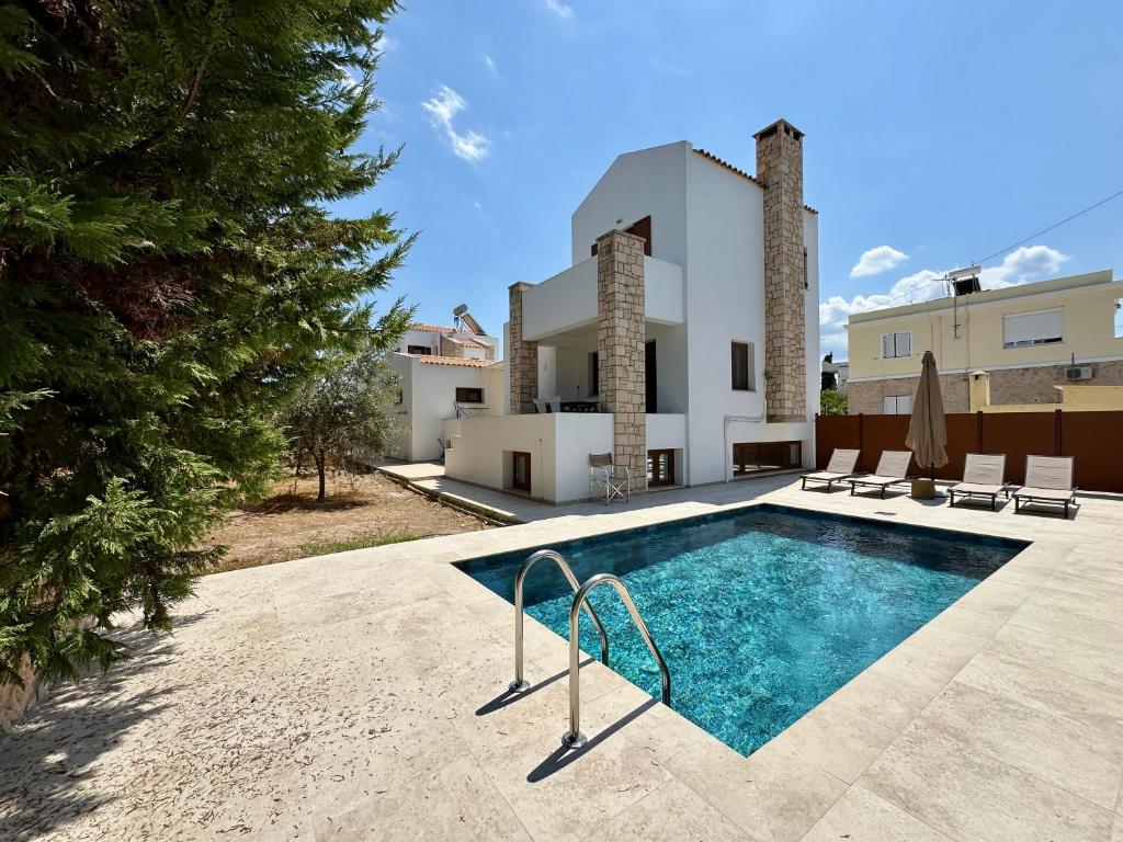 una piscina frente a una casa en Katrin Aegina, en Aegina Town
