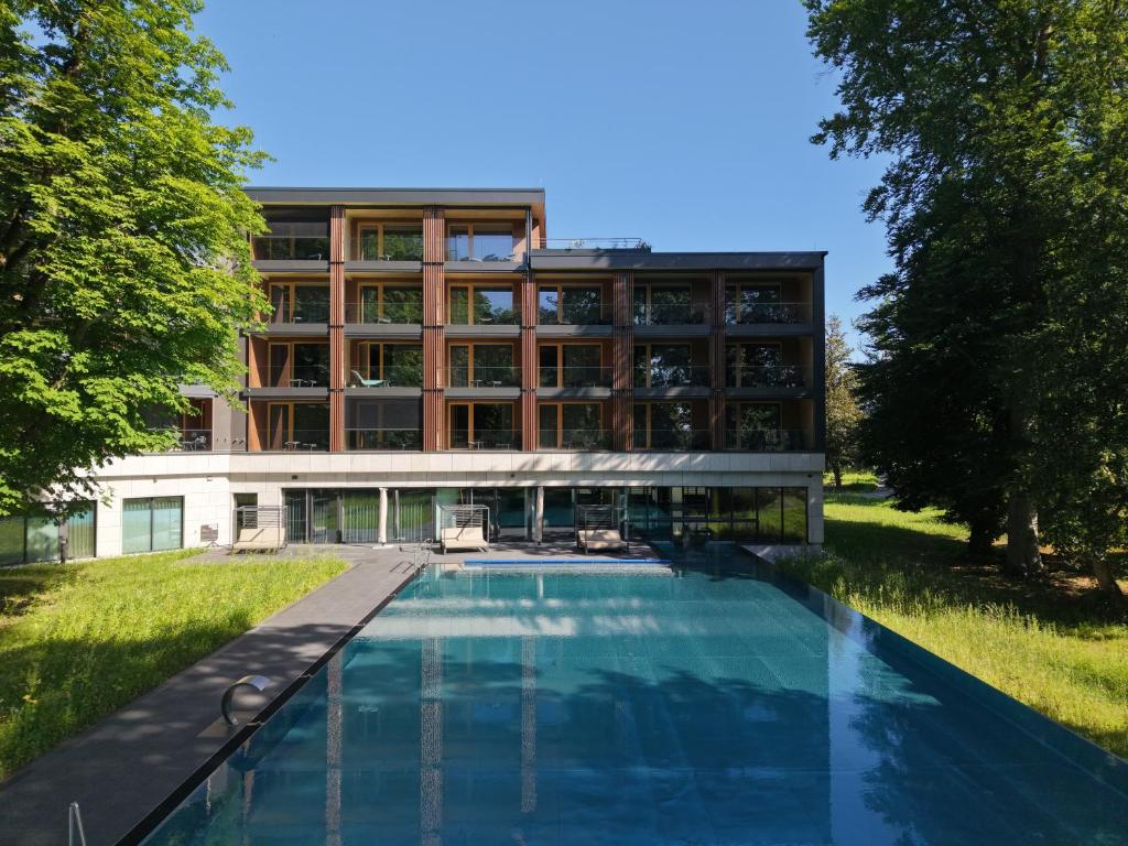 hotel z basenem przed budynkiem w obiekcie Buff Hotel & Resort Konstanz w Konstancji
