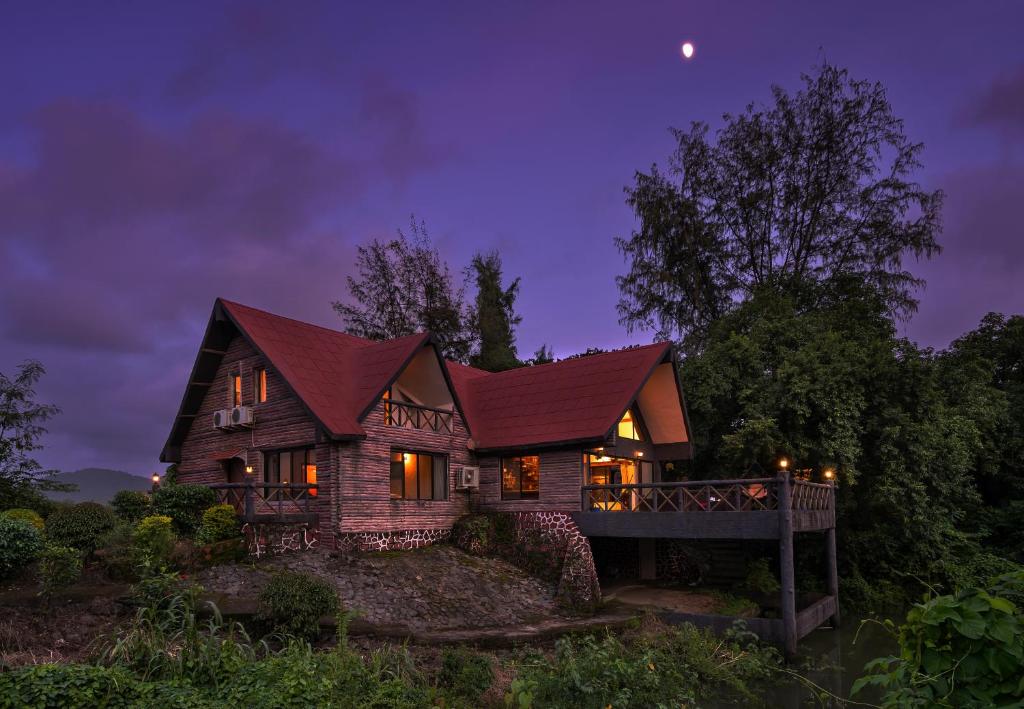 JāmbにあるSaffronStays Cabin in the Woodsの夜の赤屋根の家