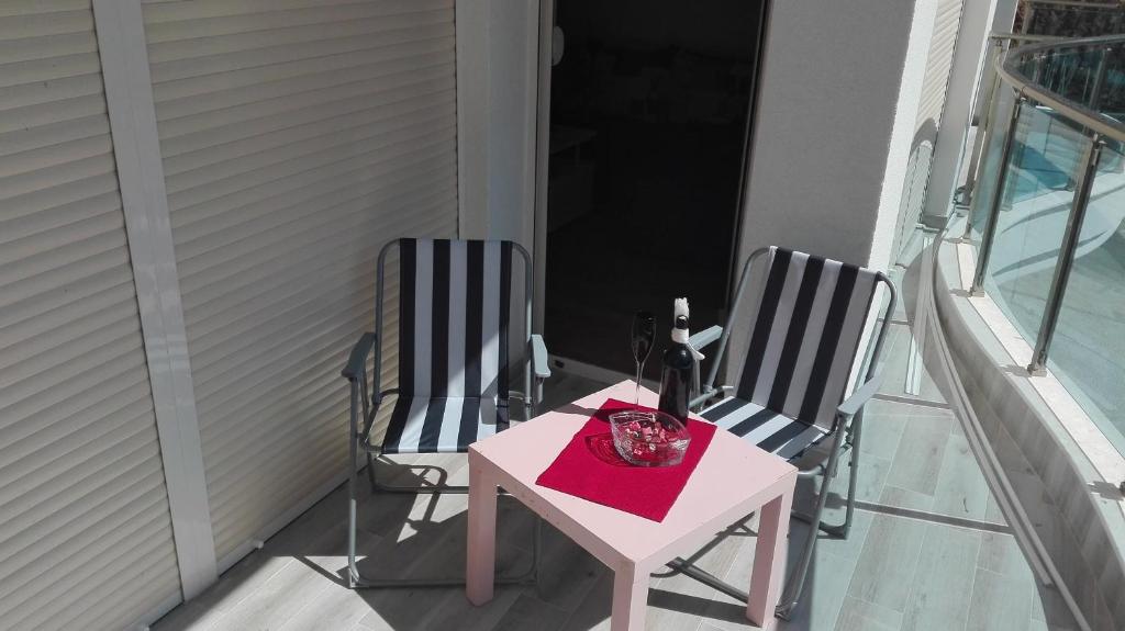 einen Tisch und zwei Stühle auf einer Veranda in der Unterkunft Apartman Petra in Budva