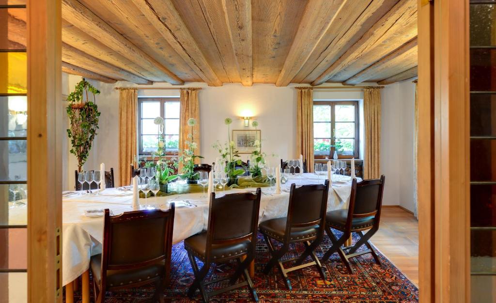 a large dining room with a long table and chairs at Romantik Hotel Gasthaus Rottner in Nuremberg