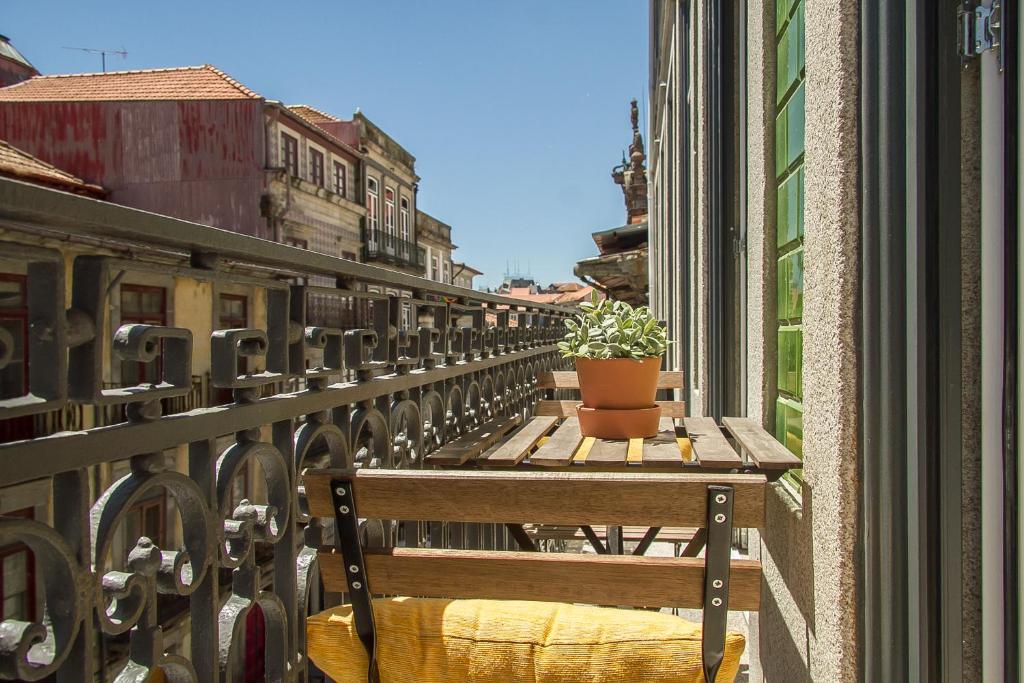 Svalir eða verönd á Liiiving in Porto | Blue Flower Apartment