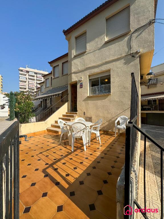 a patio with a table and chairs on a balcony at El Bungalow in Oropesa del Mar