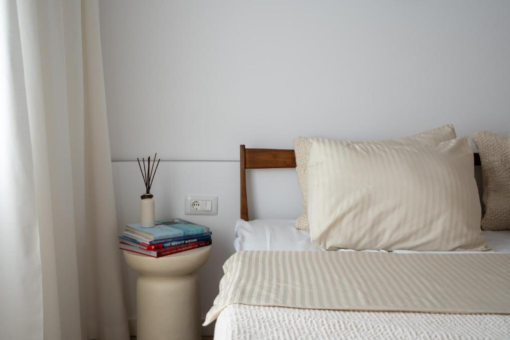 1 dormitorio con 1 cama y una pila de libros en Cortina Luxe Lodge, en Voluntari