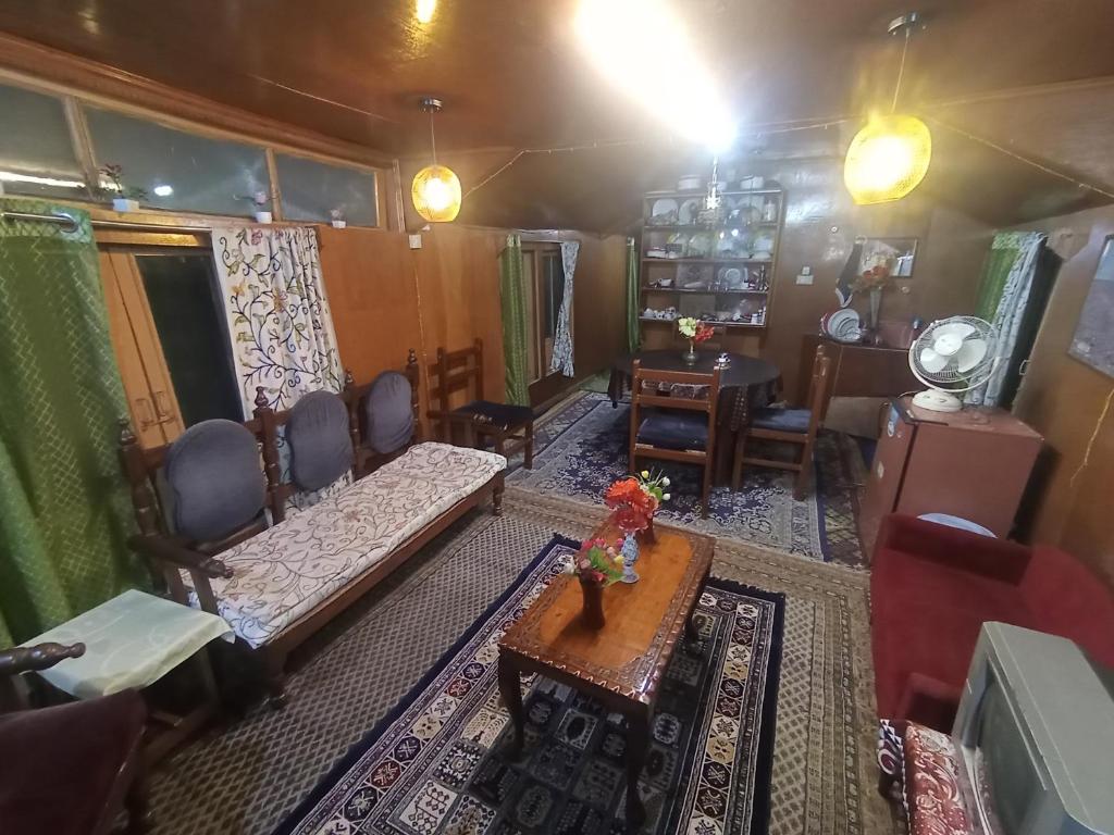 Χώρος καθιστικού στο Kashmir View group of Houseboat