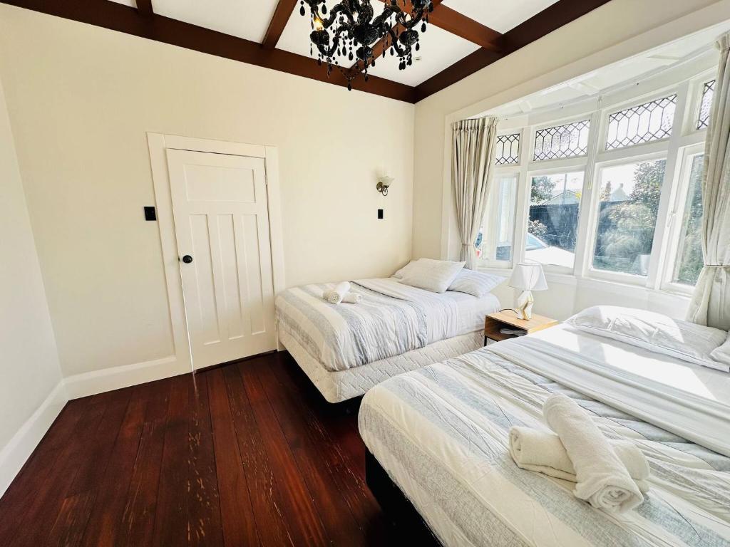 Spacious 5 Bedrooms Fully Fenced house in Auckland - Resim 2