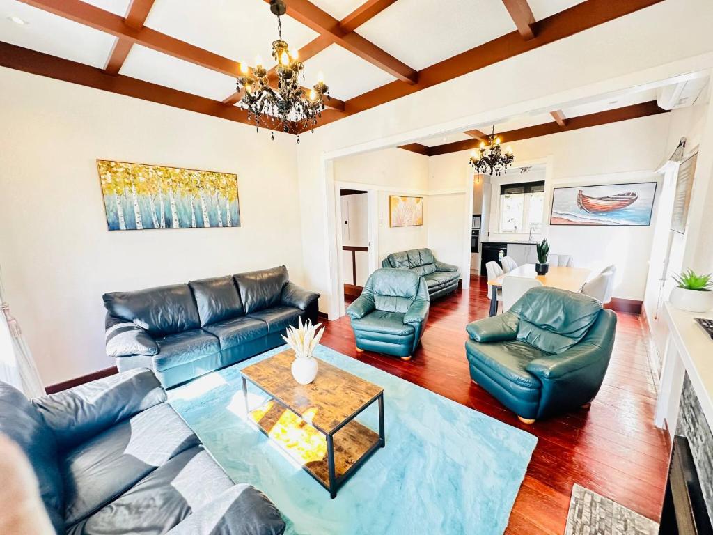 Spacious 5 Bedrooms Fully Fenced house in Auckland - Resim 5