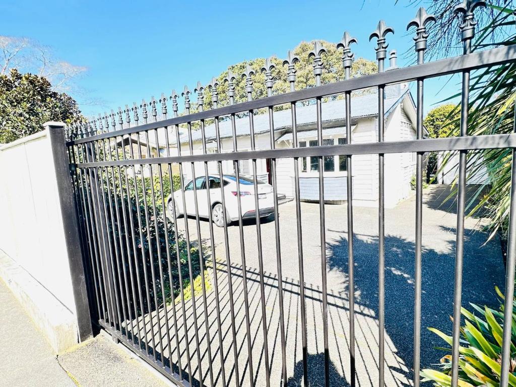 Spacious 5 Bedrooms Fully Fenced house in Auckland - Resim 10