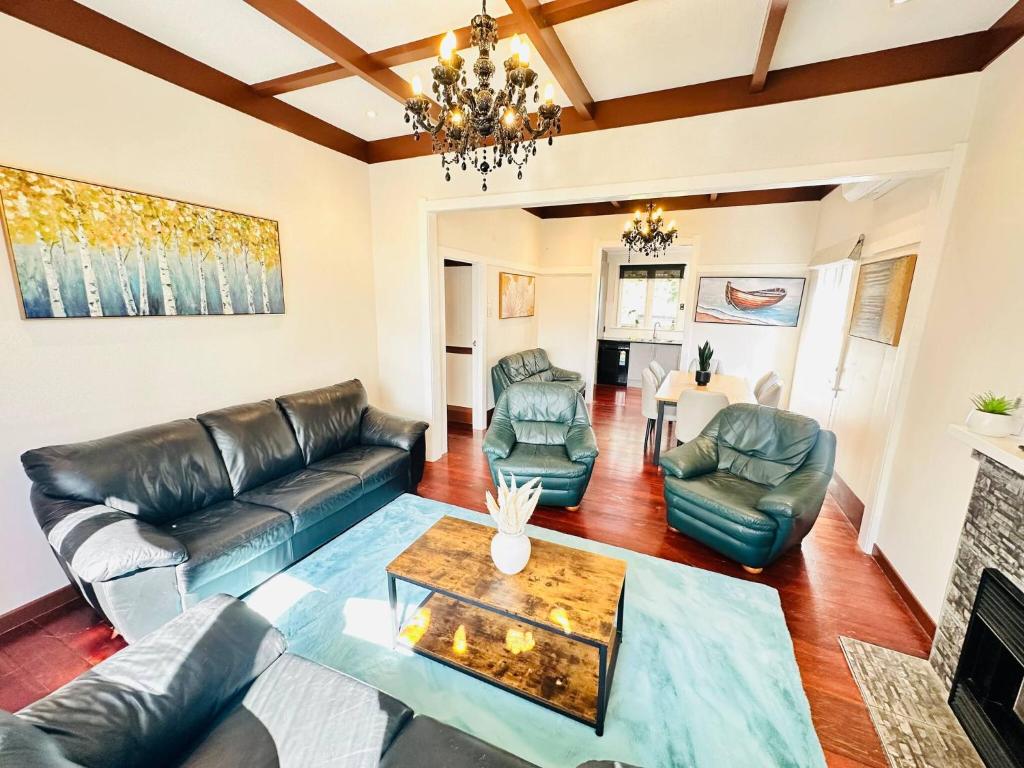 Spacious 5 Bedrooms Fully Fenced house in Auckland - Resim 12