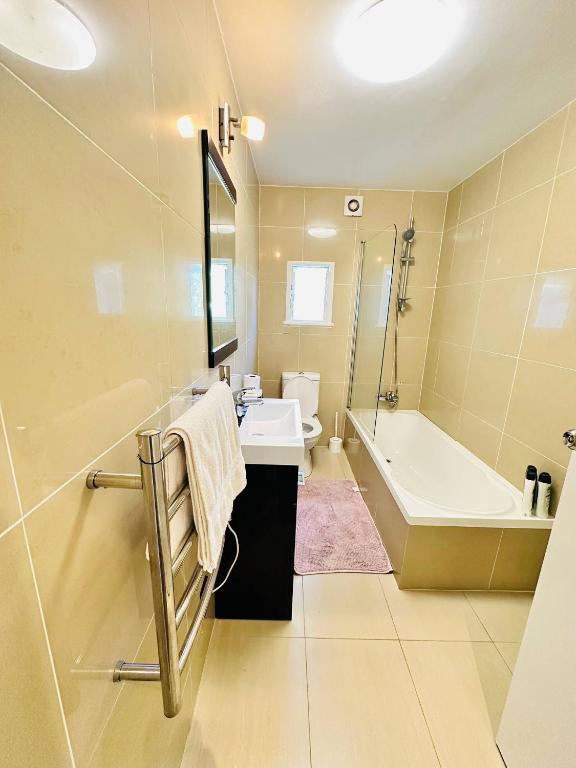 Spacious 5 Bedrooms Fully Fenced house in Auckland - Resim 15