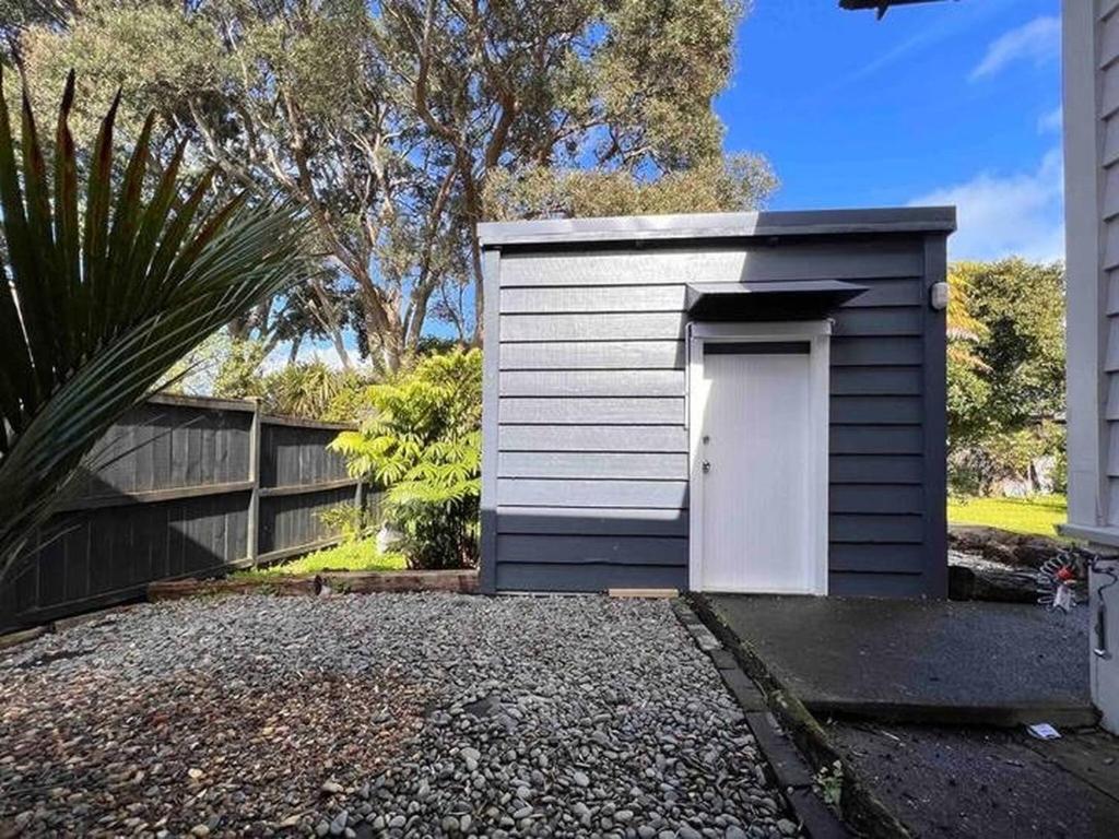 Spacious 5 Bedrooms Fully Fenced house in Auckland - Resim 16