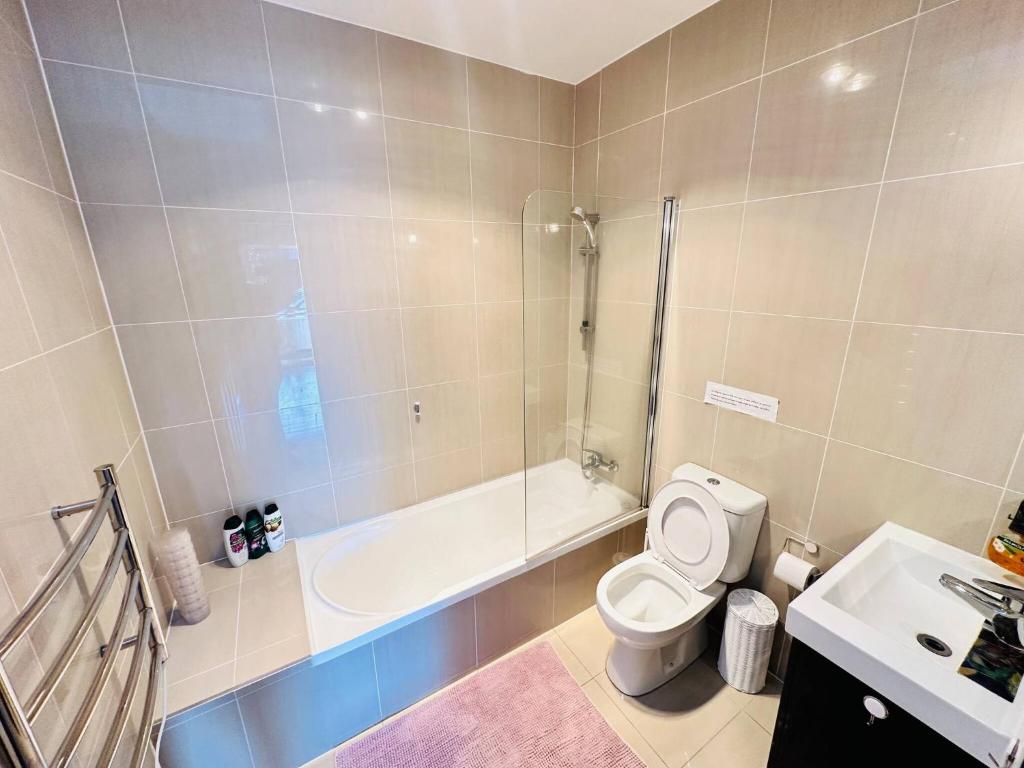 Spacious 5 Bedrooms Fully Fenced house in Auckland - Resim 18