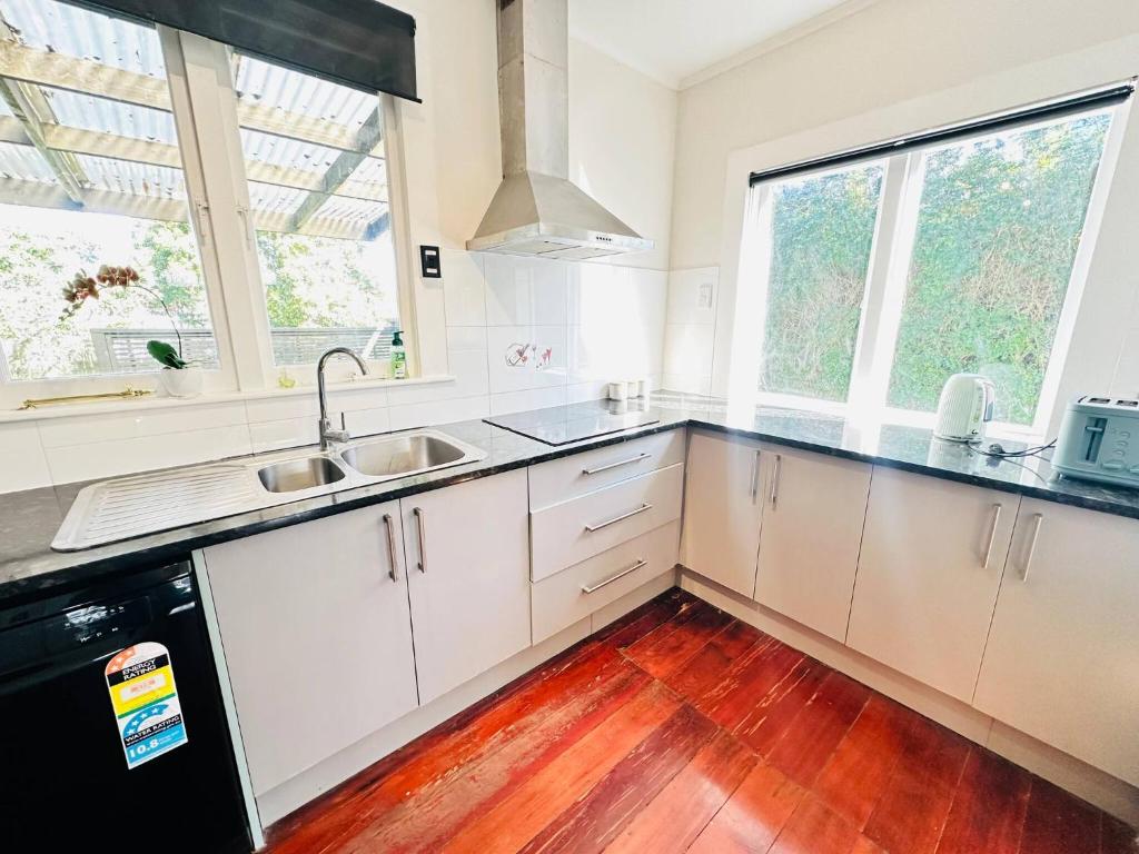 Spacious 5 Bedrooms Fully Fenced house in Auckland - Resim 19