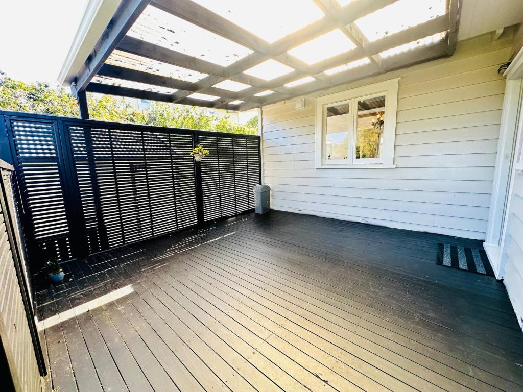 Spacious 5 Bedrooms Fully Fenced house in Auckland - Resim 27
