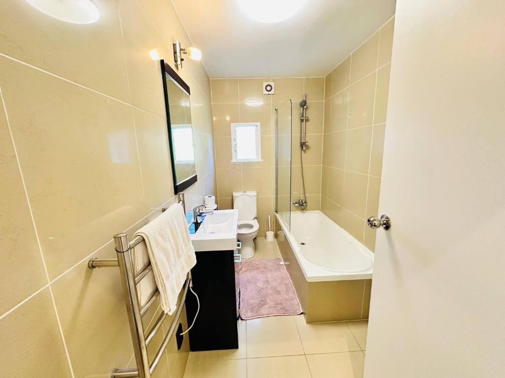 Spacious 5 Bedrooms Fully Fenced house in Auckland - Resim 29