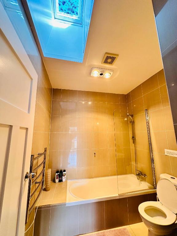 Spacious 5 Bedrooms Fully Fenced house in Auckland - Resim 7