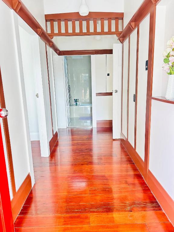 Spacious 5 Bedrooms Fully Fenced house in Auckland - Resim 33