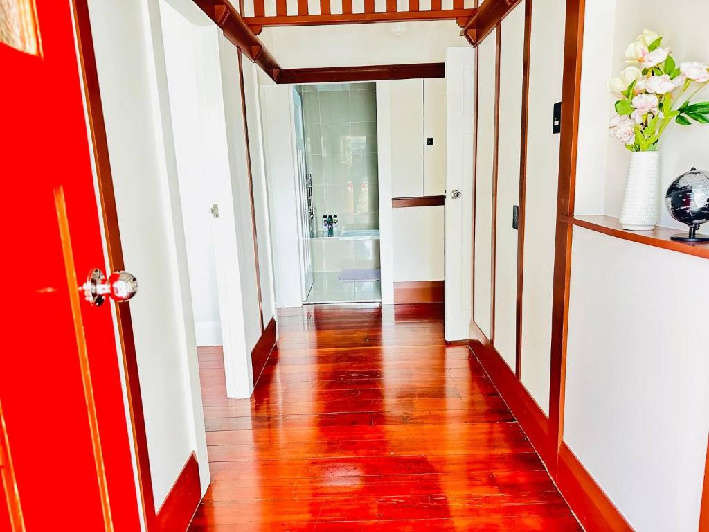 Spacious 5 Bedrooms Fully Fenced house in Auckland - Resim 34