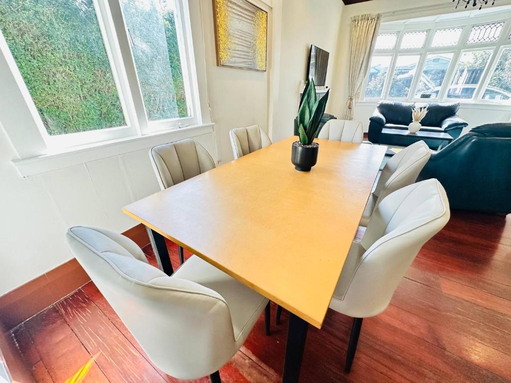 Spacious 5 Bedrooms Fully Fenced house in Auckland - Resim 36