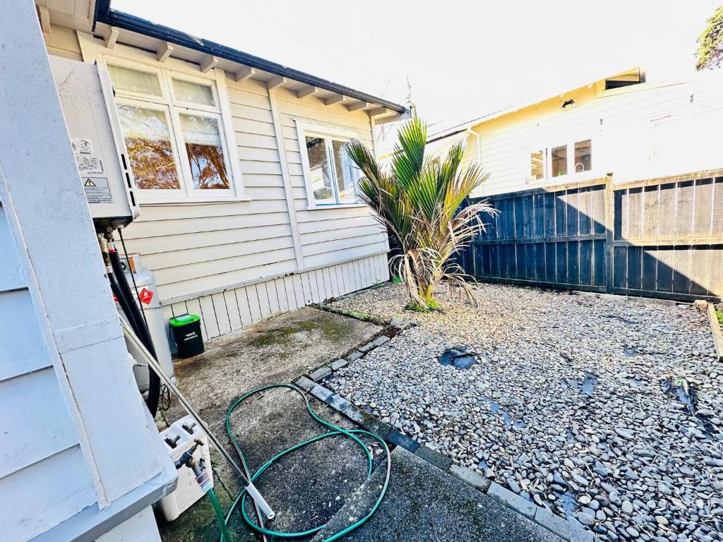Spacious 5 Bedrooms Fully Fenced house in Auckland - Resim 41