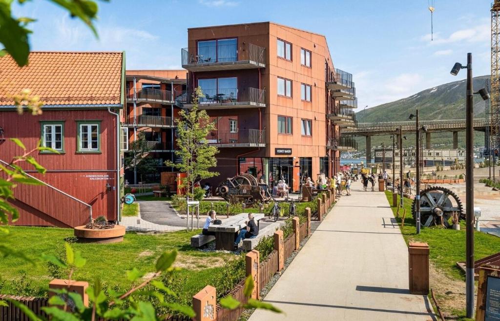 een straat in een stad met gebouwen en een stoep bij Super central studio apartment in Tromsø