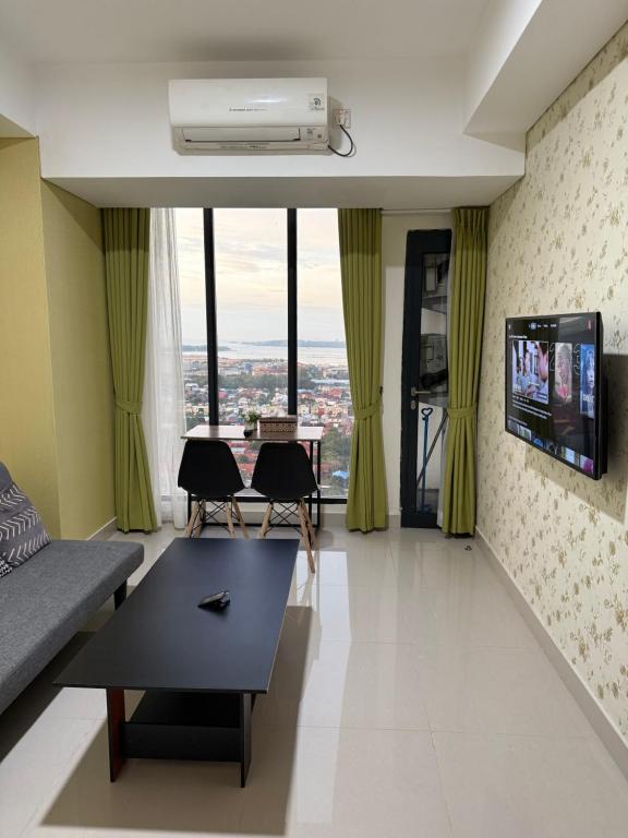 Televisyen dan/atau pusat hiburan di Pollux Habibie 1BR Sea View By Superstay