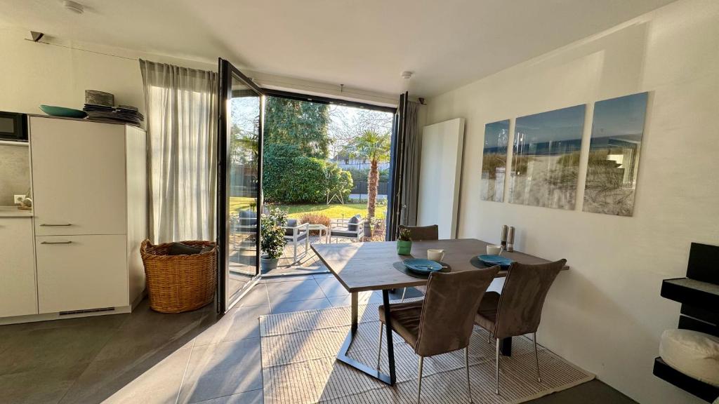 a kitchen and dining room with a table and chairs at FeWo im Vest in Oer-Erkenschwick