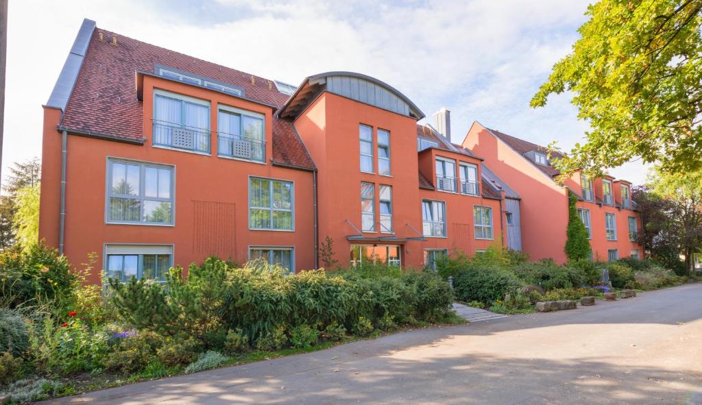 a row of orange buildings on a street at Romantik Hotel Gasthaus Rottner in Nuremberg