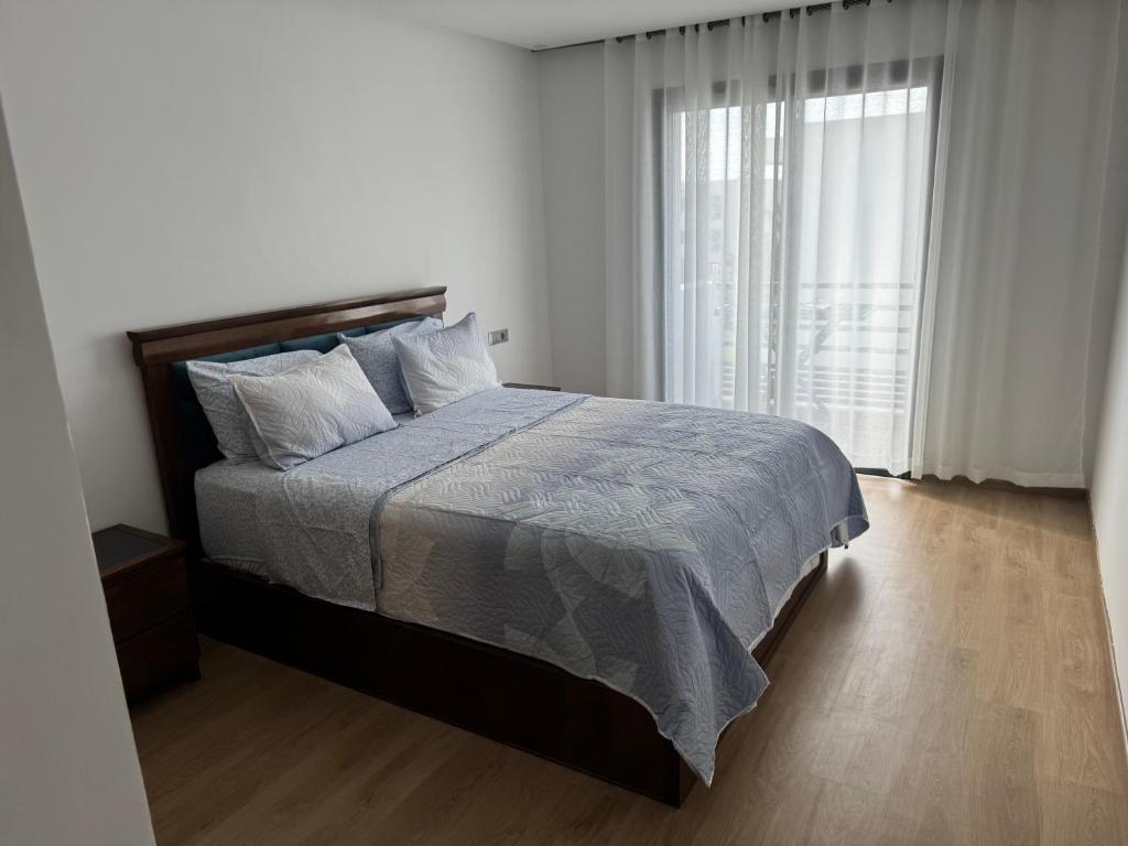 Postel nebo postele na pokoji v ubytování Blue dhalia beach a sidi rahal