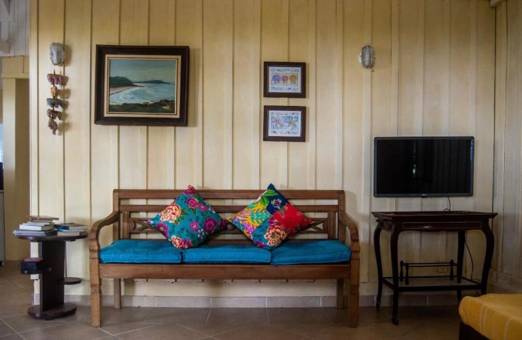 TV a/nebo společenská místnost v ubytování Casa charmosa e pé na areia na Ilha do Mel - Nova Brasília