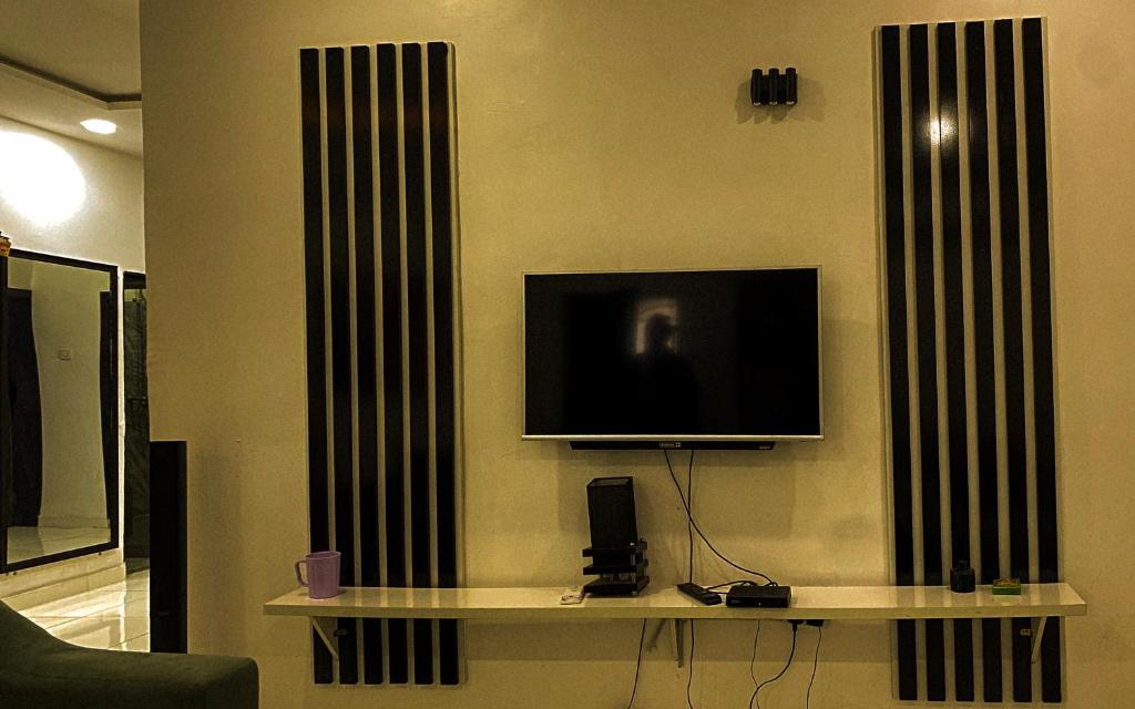 Μια τηλεόραση ή/και κέντρο ψυχαγωγίας στο RockBnB Apartments Kaduna