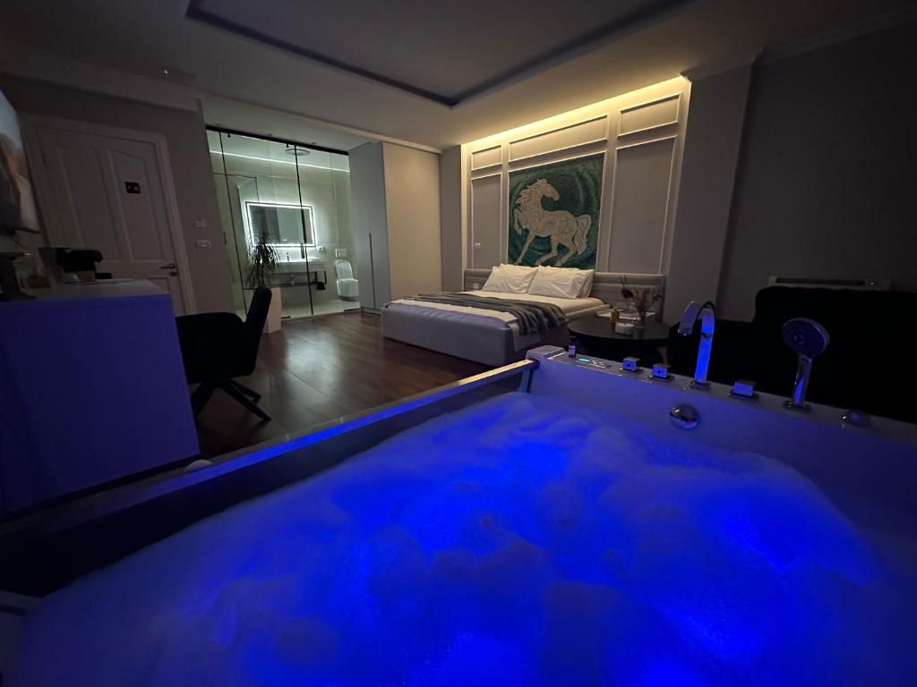 een kamer met een groot bad in het midden van een kamer bij Lunarist Luxury Jacuzzi Suites in Blloku Tirana in Tirana