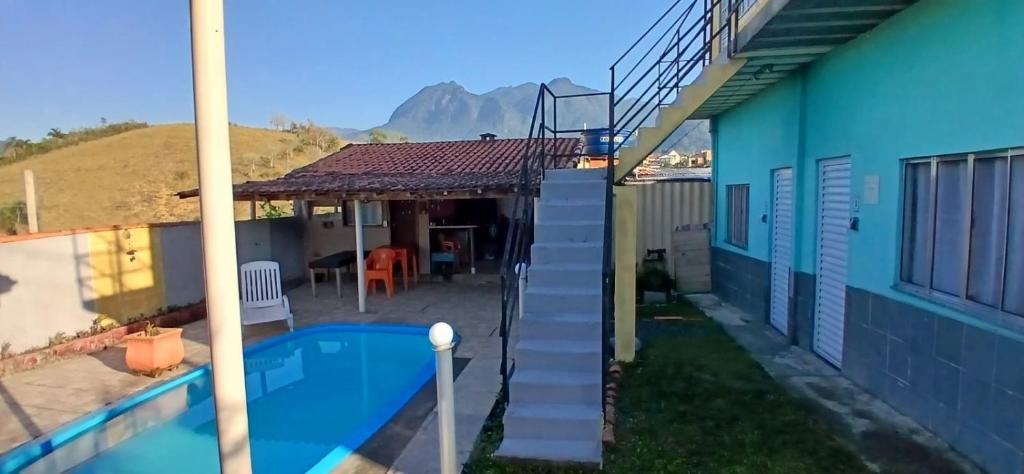 a house with a swimming pool next to a house at ALTO DA COLINA LOCAÇÃO COM KITNETES e INFRA - Próximo do Centro de Penedo in Penedo