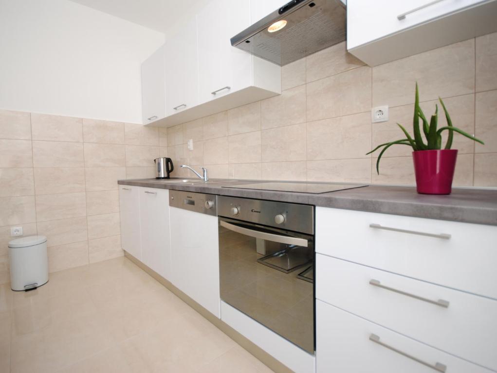 Kuchyňa alebo kuchynka v ubytovaní Apartments Valeria