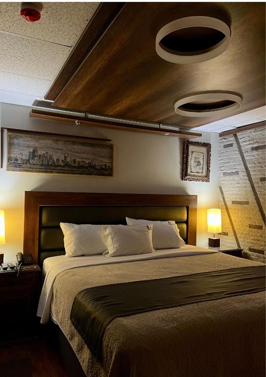 En eller flere senge i et værelse på Hotel El Marqués