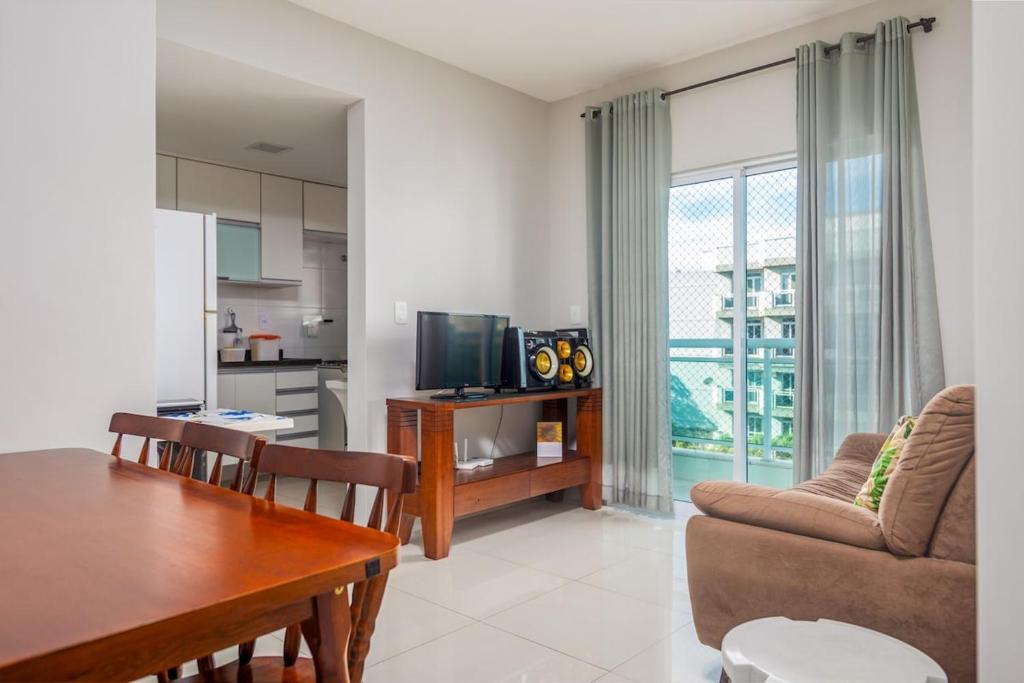 Una sala de estar con mesa de comedor y una cocina. en CF · Cabo Frio Relax!, en Cabo Frío