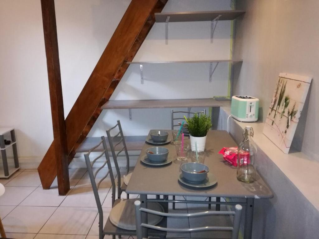 kuchnia ze stołem i czterema krzesłami w obiekcie Charmant studio Nice w Nicei